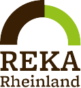Logo für REKA Rheinland mit einer bogenförmigen Gestalt, halb braun und halb grün, über dem braunen Text „REKA Rheinland“.