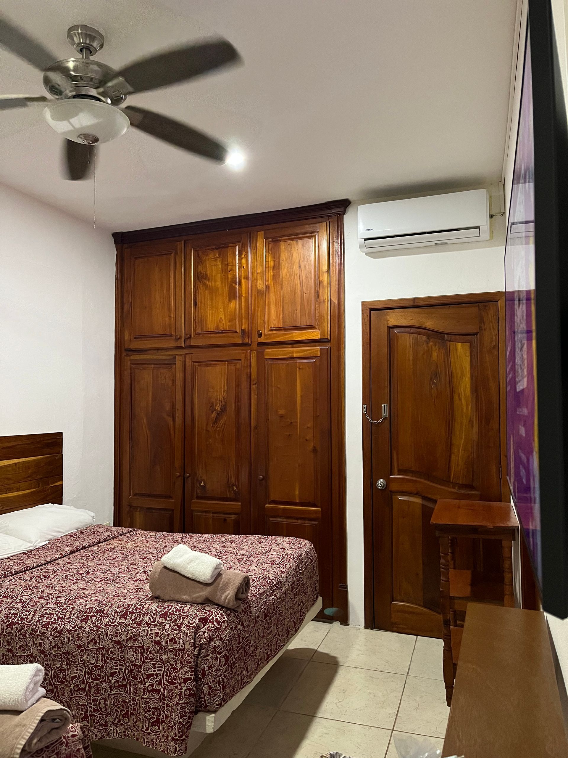 Dormitorio con armario y  aire acondicionado.