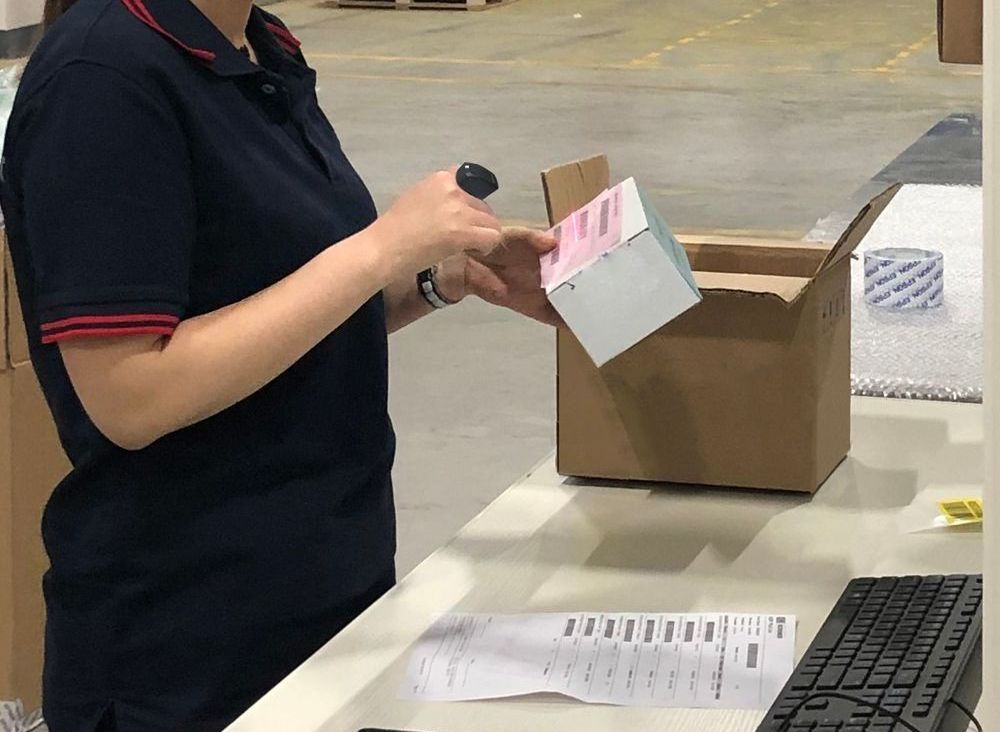 A warehouse operator uses Lotwork’s HYCO Ring Scanner for hands-free item verification.