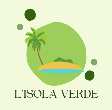 Scena di un'isola con palma e acqua all'interno di una sagoma verde, con il testo "L'ISOLA VERDE" in basso.