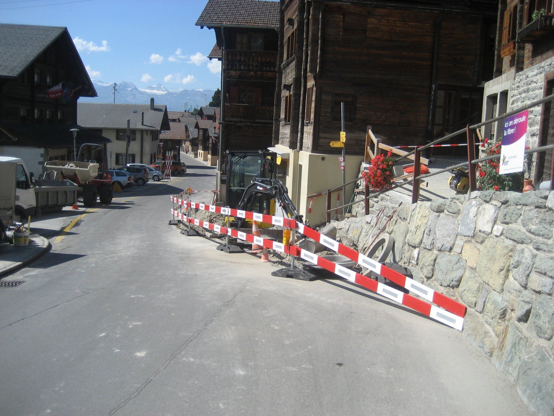 Une barrière rouge, blanche et bleue sur le bord d'une route