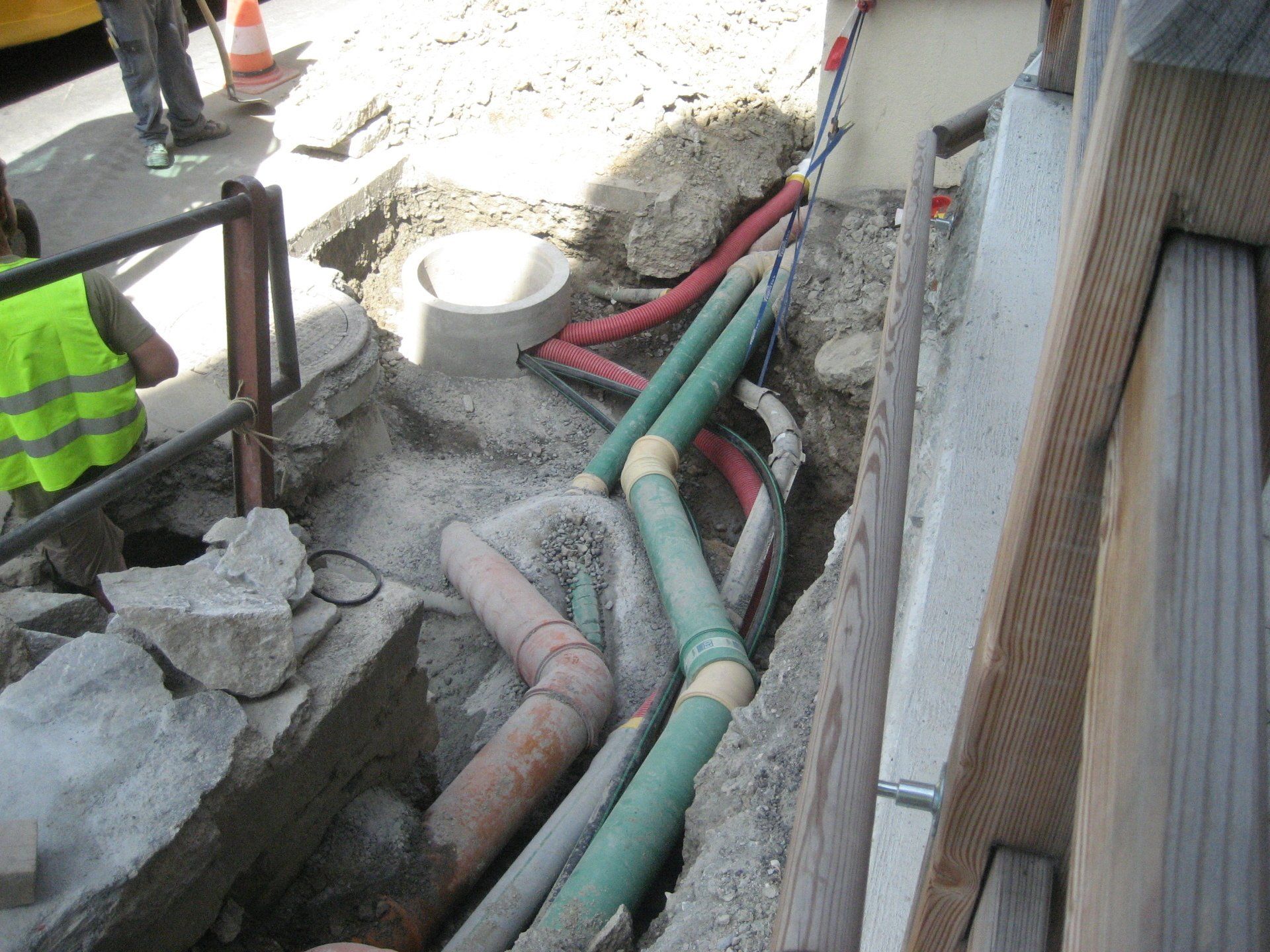 Un tas de tuyaux sont posés dans la terre