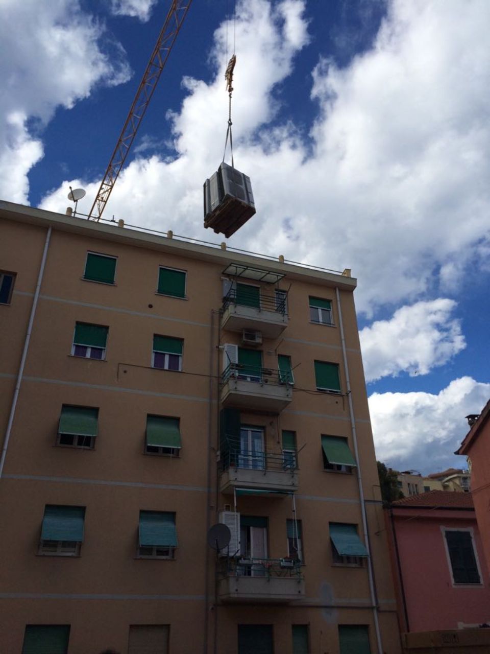 Edificio con impianto calato