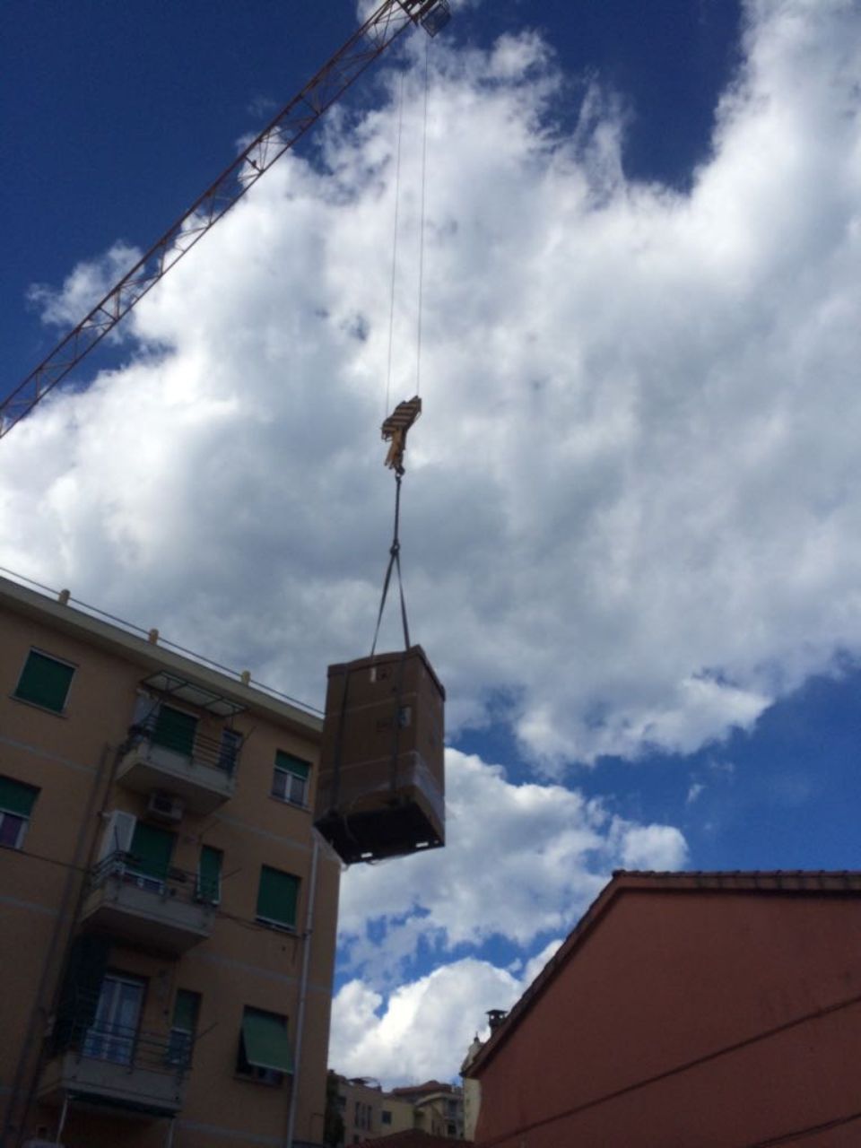 Gru che cala pompa di calore