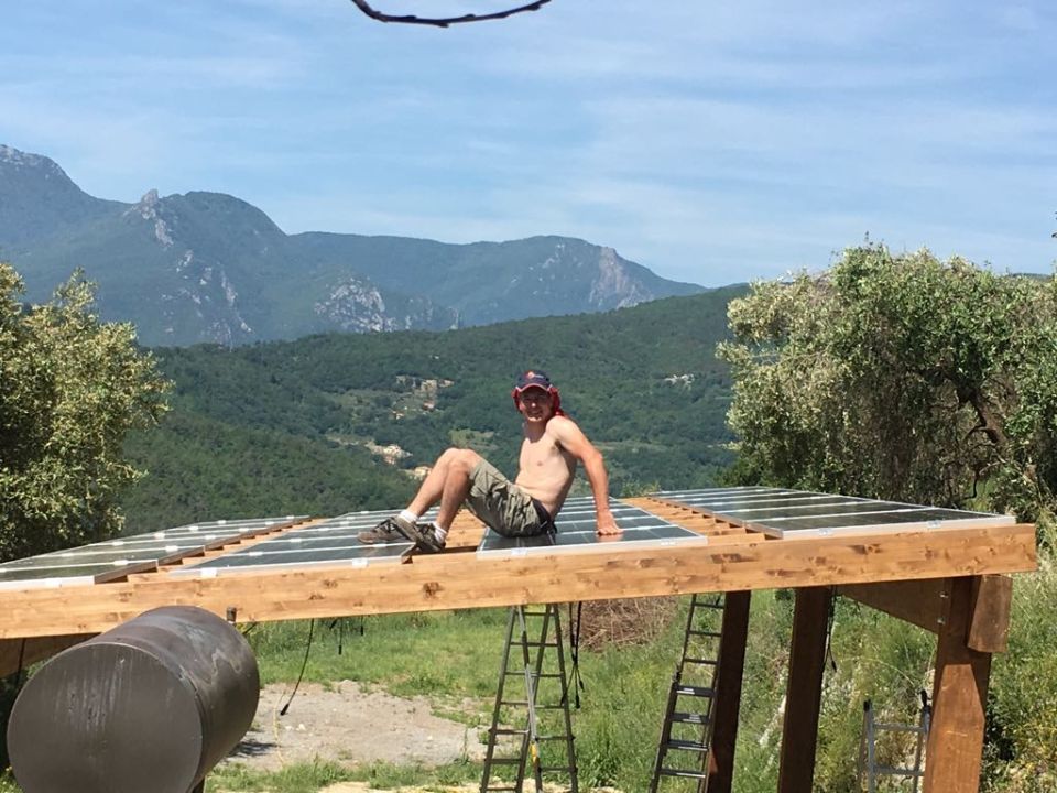 Uomo e pannelli solari