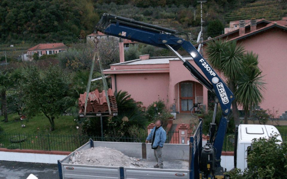 Gru che cala pannello