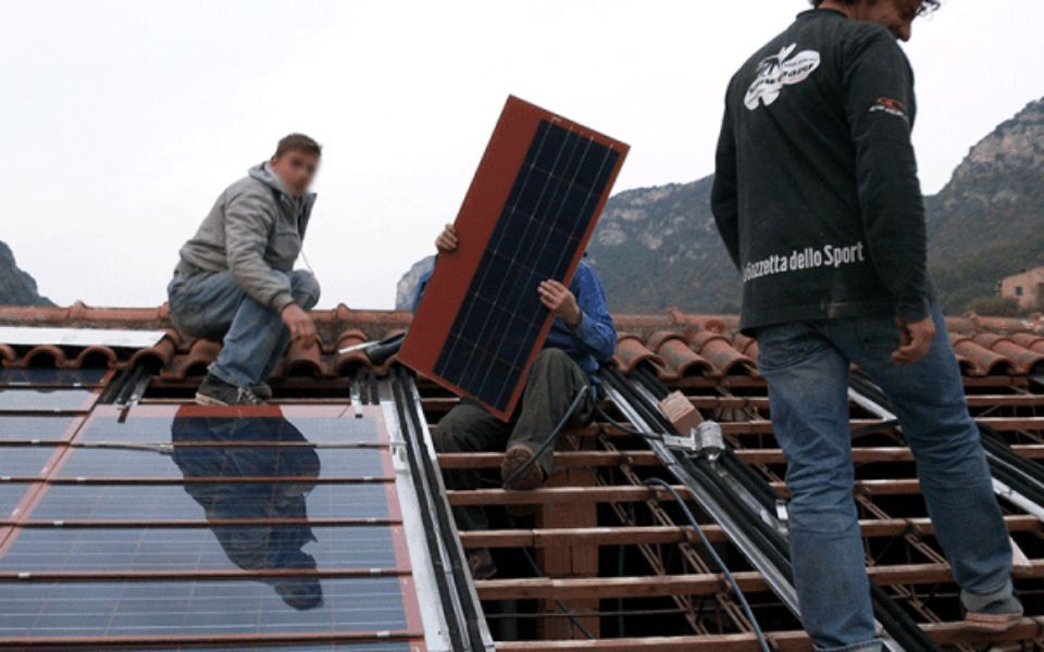 Tecnici con moduli solari