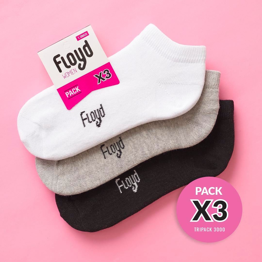 Paquete de tres pares de calcetines tobilleros Floyd en negro, gris y blanco con empaque rosa.