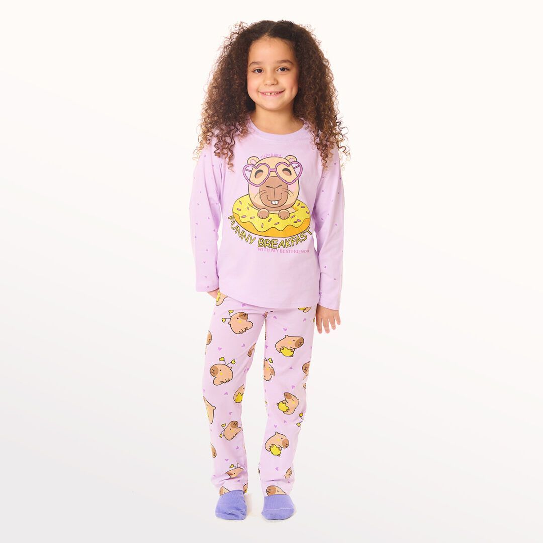 niña con pijama color rosa estampada en el frente