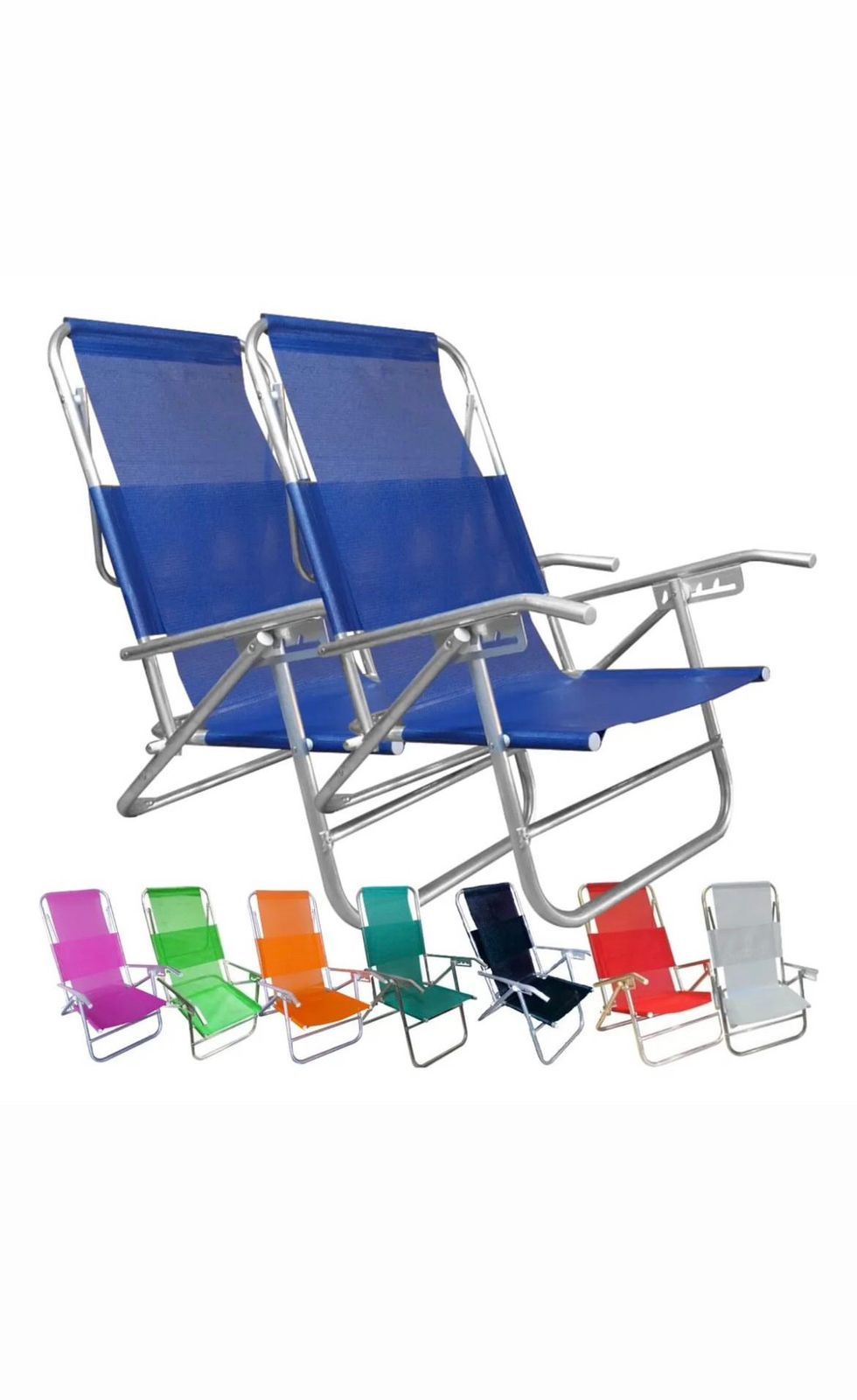 Silla de playa plegable azul con estructura y reposabrazos de metal plateado sobre fondo blanco.