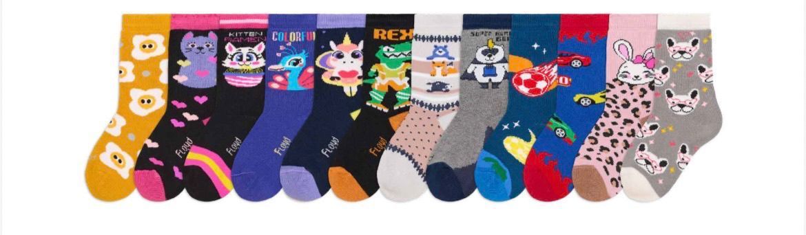 Calcetines surtidos y coloridos con caras y estampados de dibujos animados, dispuestos en fila sobre un fondo blanco.