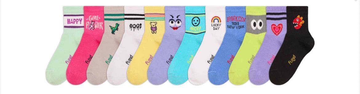 Calcetines surtidos y coloridos con caras y estampados de dibujos animados, dispuestos en fila sobre un fondo blanco.