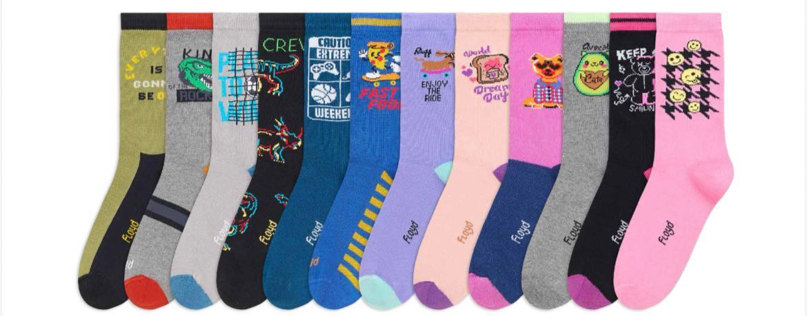 Surtido colorido de calcetines altos estampados expuestos en fila sobre un fondo blanco.