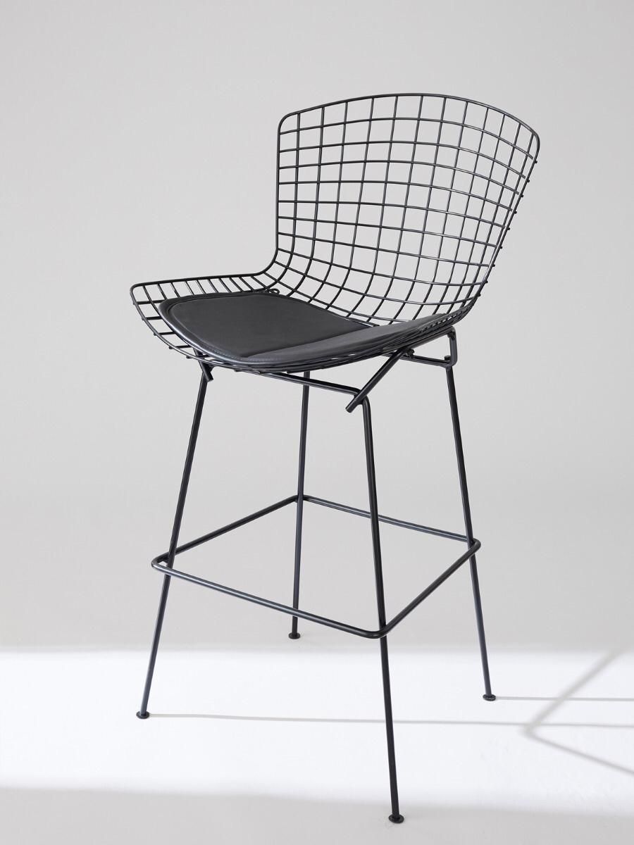 Taburete de bar negro con estructura de alambre, respaldo y asiento curvos sobre fondo blanco.