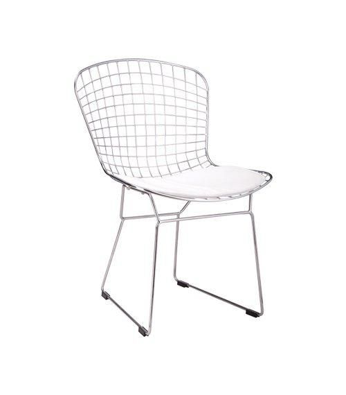 Silla blanca con estructura de alambre, respaldo y asiento curvos, sobre finas patas metálicas