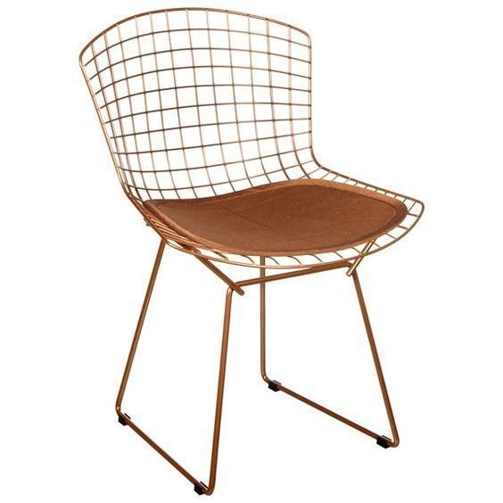 Silla blanca con estructura de alambre, respaldo curvo y patas metálicas tipo trineo sobre un fondo liso.