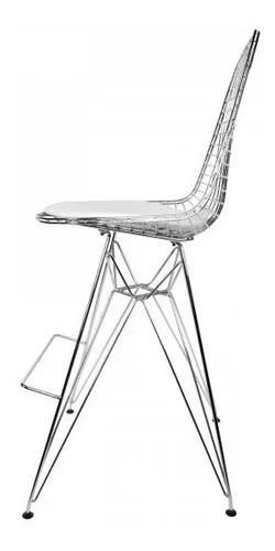 Taburete de bar negro con estructura de alambre, respaldo alto y patas finas de metal sobre fondo blanco.