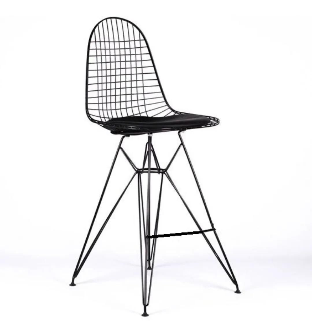 Taburete de bar negro con estructura de alambre, respaldo alto y patas finas de metal sobre fondo blanco.