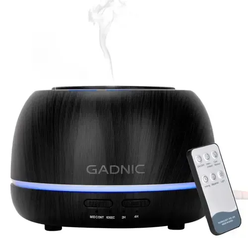 Difusor de aceites esenciales GADNIC negro con luz azul y mando a distancia, que emite vapor.