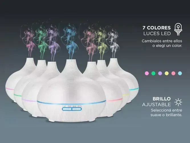 Humidificador GADNIC blanco que libera niebla junto a un pequeño mando a distancia.