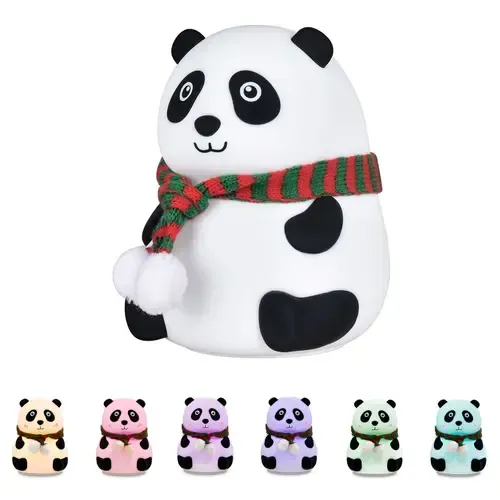 Figura de panda blanco con una bufanda roja y verde, con seis pequeñas figuras de pandas de colores debajo.