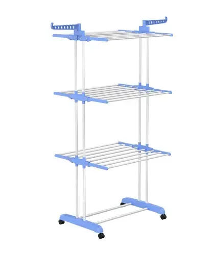 Tendedero plegable blanco con detalles azules y tres estantes de alambre con ruedas.