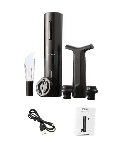 Juego de abridor de botellas negro con bomba de vacío, vertedor de vino y tapones sobre fondo blanco.