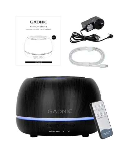 Difusor de aceites esenciales GADNIC negro con luz azul y mando a distancia, que emite vapor.