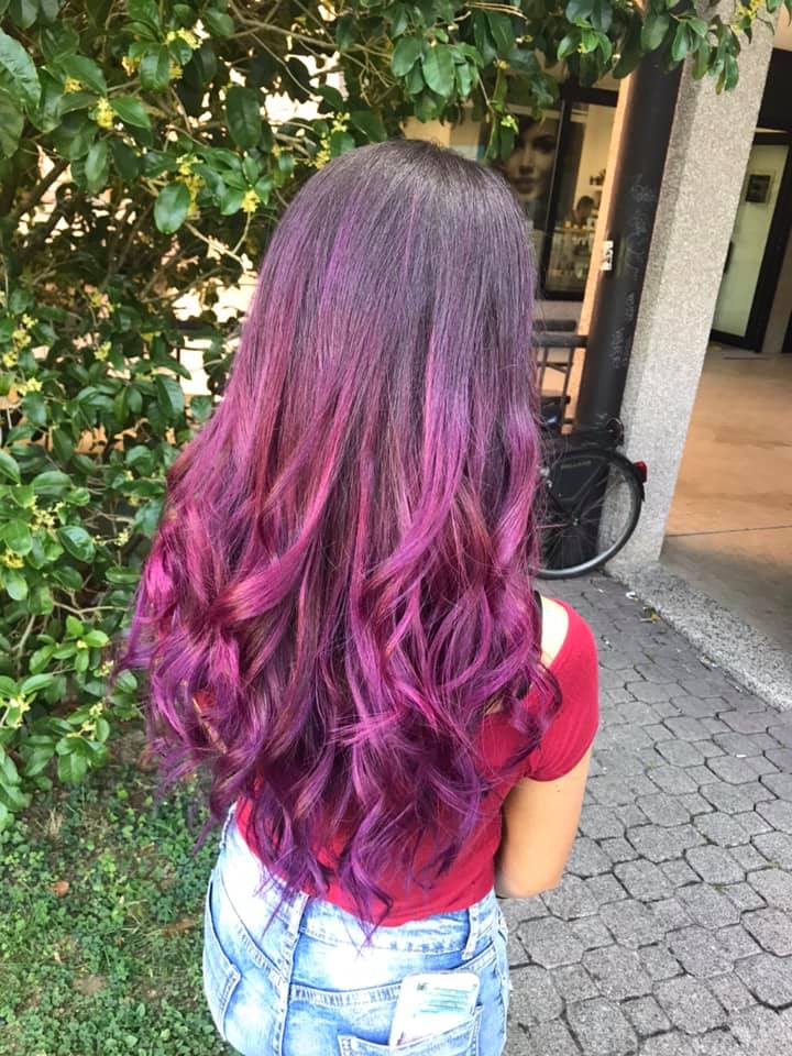 capelli castani con punte viola