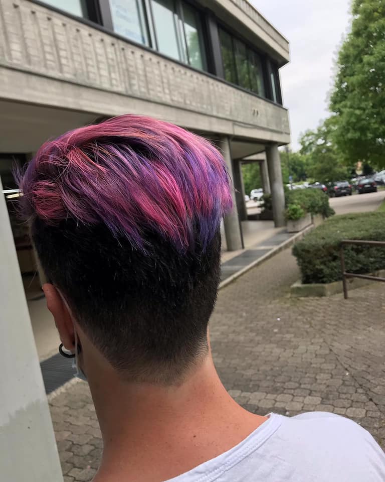 taglio uomo con tinta viola