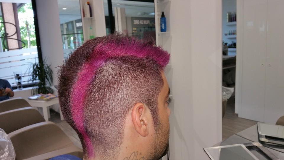 taglio uomo con colorazione viola