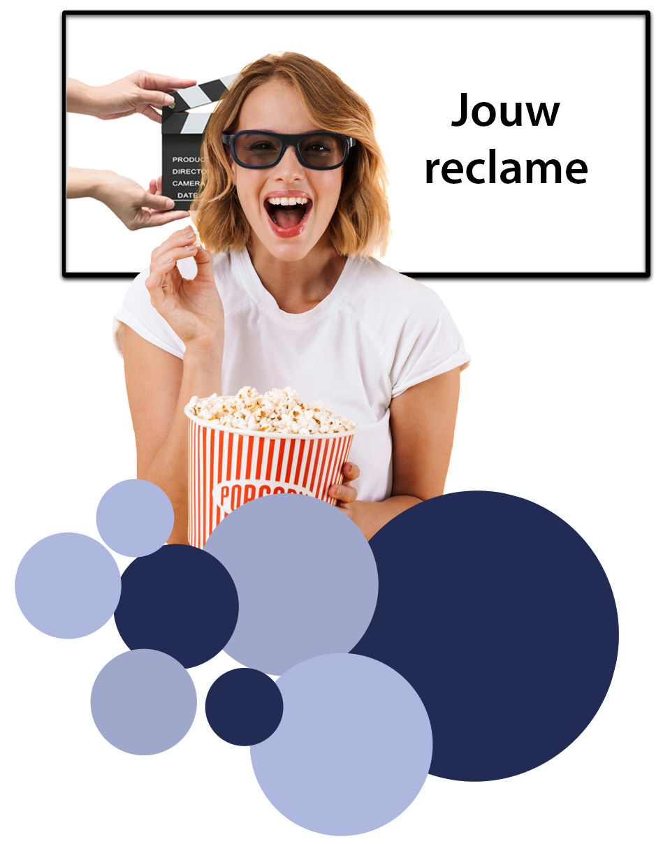Vrouw met popcorn bij bioscoopreclame