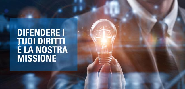 Persona con lampadina accesa, testo in italiano: 