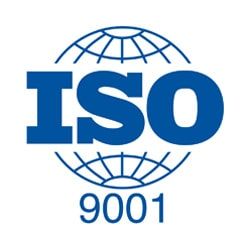 Un logotipo azul ISO 9001 con un globo terráqueo sobre un fondo blanco.