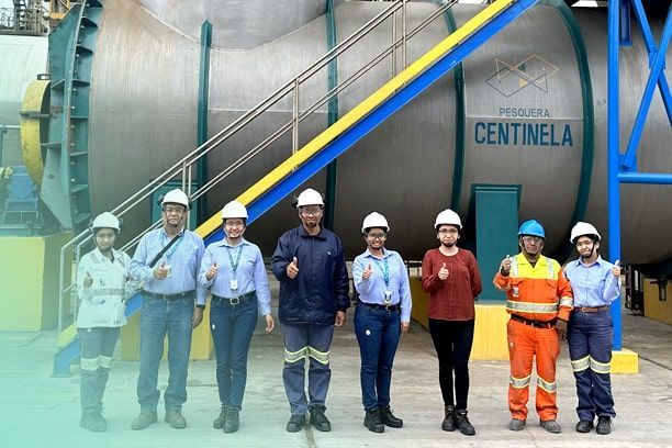 Un grupo de personas están paradas frente a una máquina que dice Centinela.