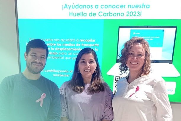 Un grupo de personas paradas una al lado de la otra frente a una computadora portátil.