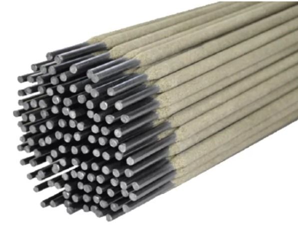 Paquete de varillas metálicas para soldar con puntas recubiertas.