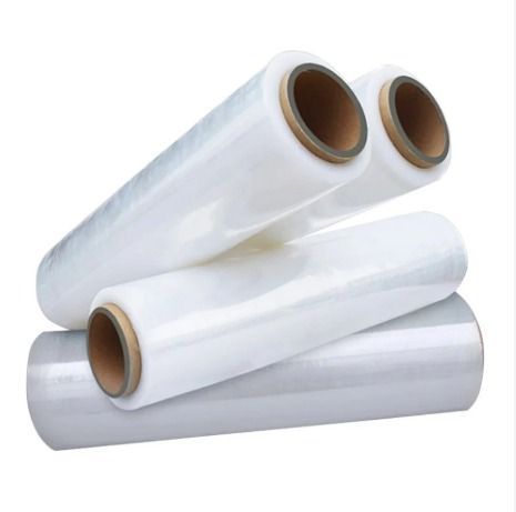 Cuatro rollos de film estirable de plástico transparente.