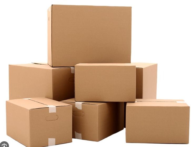 Cajas de cartón apiladas, de distintos tamaños. Color marrón.