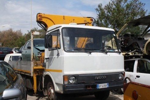 carroattrezzi mentre recupera una vettura incidentata