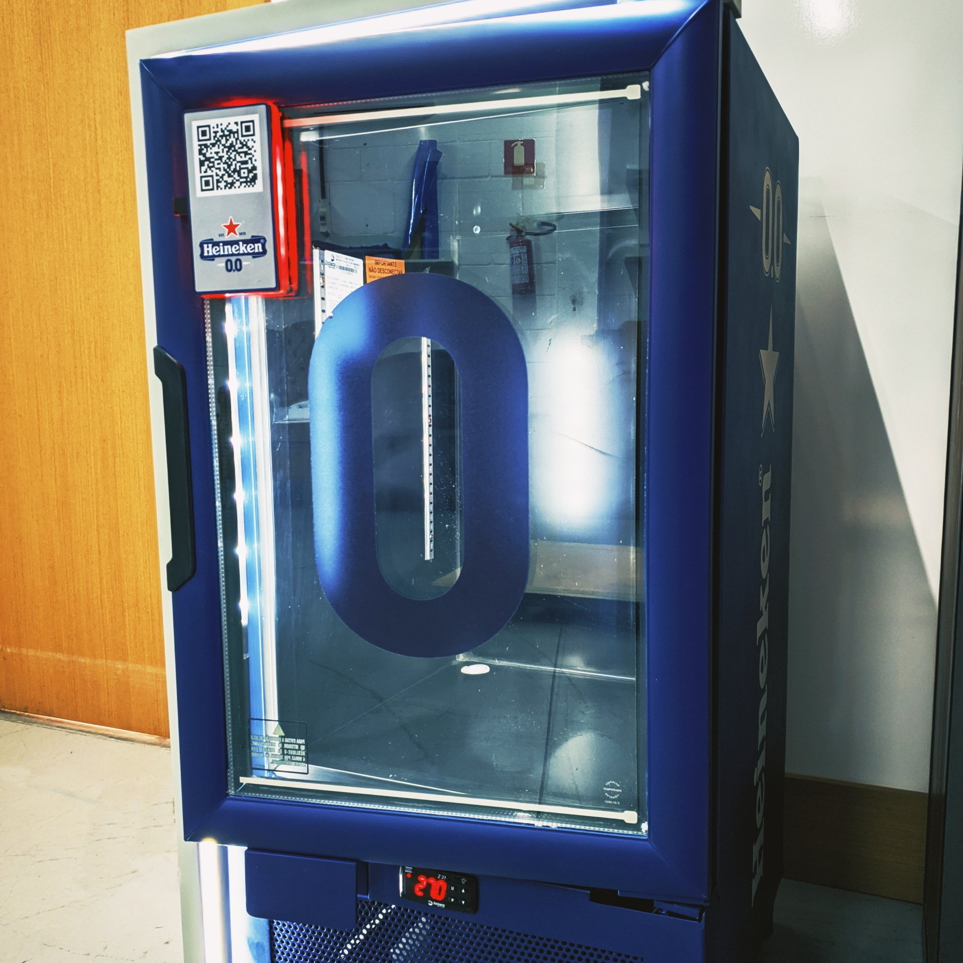 Uma geladeira azul com o número 0 nela