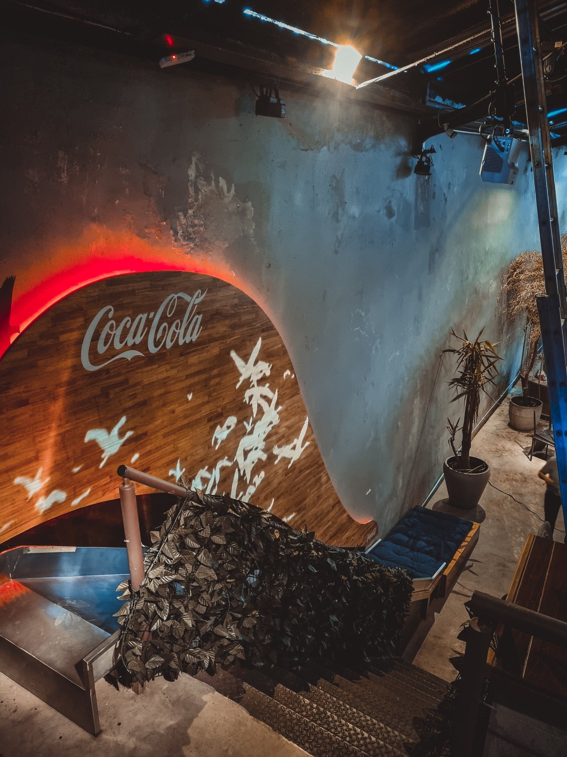 Uma placa da Coca-Cola está na parede de um prédio.