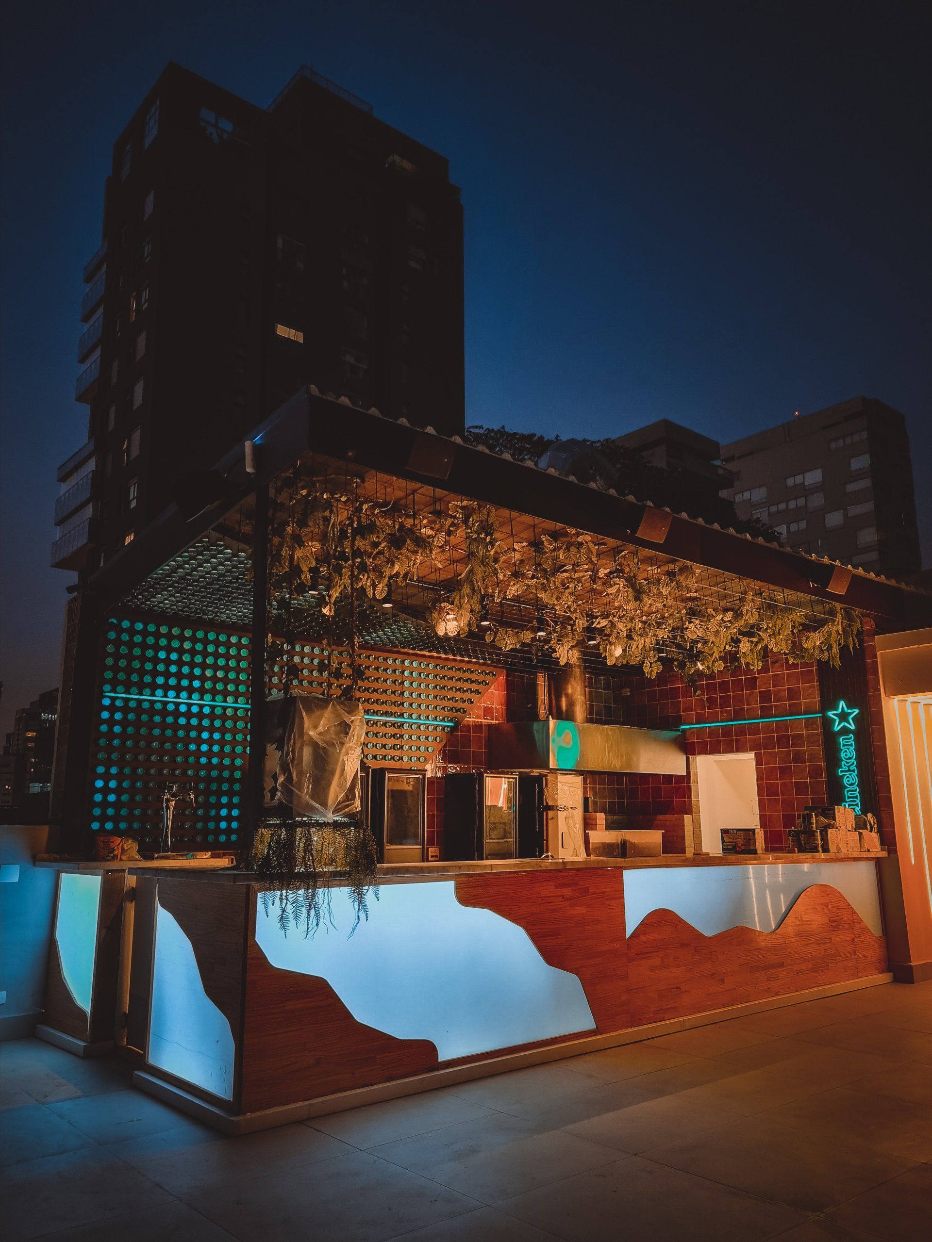 Um bar em frente a um prédio alto à noite