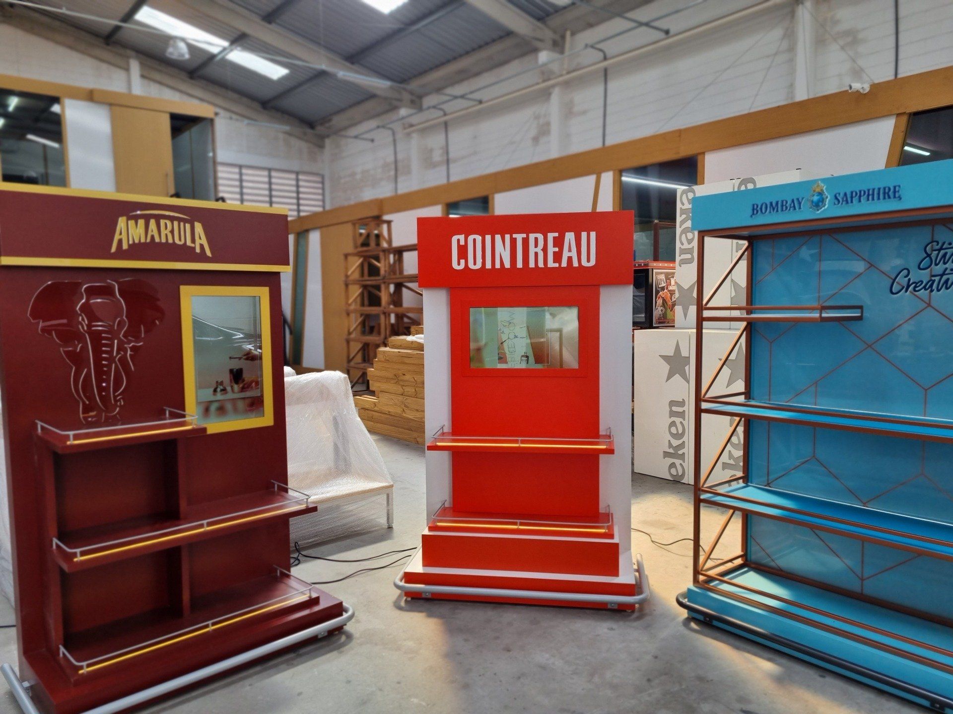 Uma exibição de cointreau vermelho em um armazém