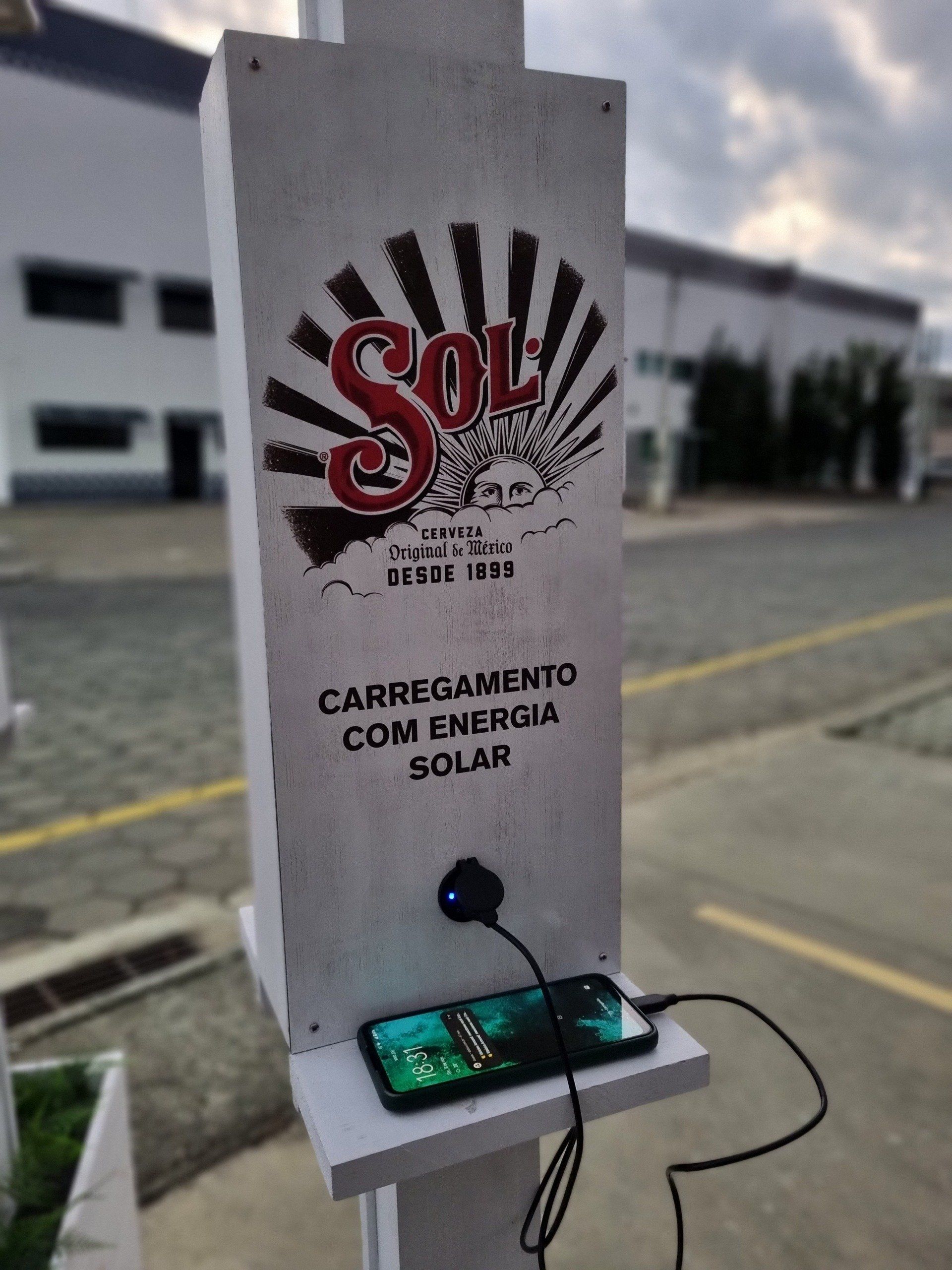 Um telefone celular está conectado a um carregador solar