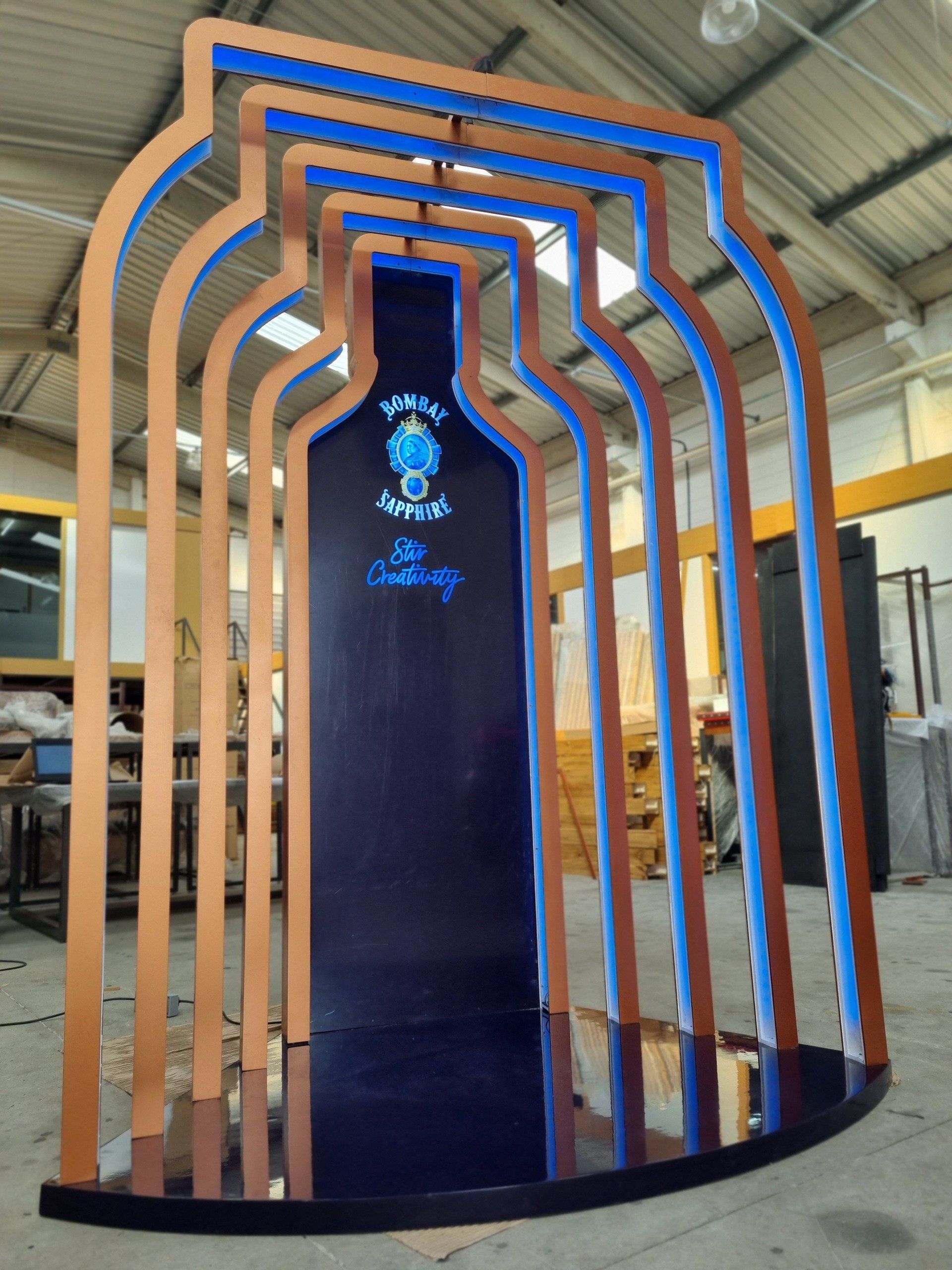 Uma garrafa grande com a palavra real nela