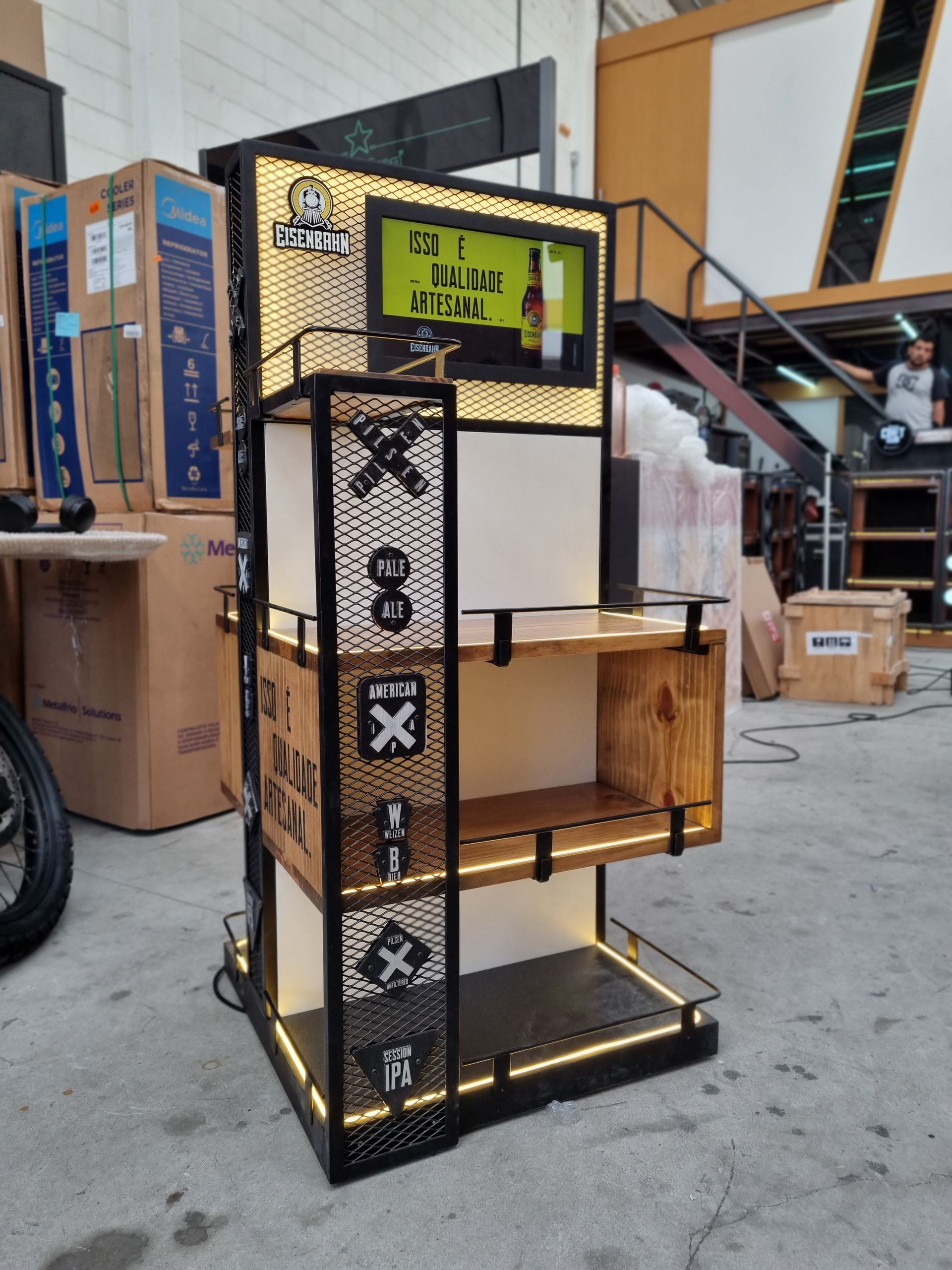 Um suporte de exposição com uma placa que diz x nele