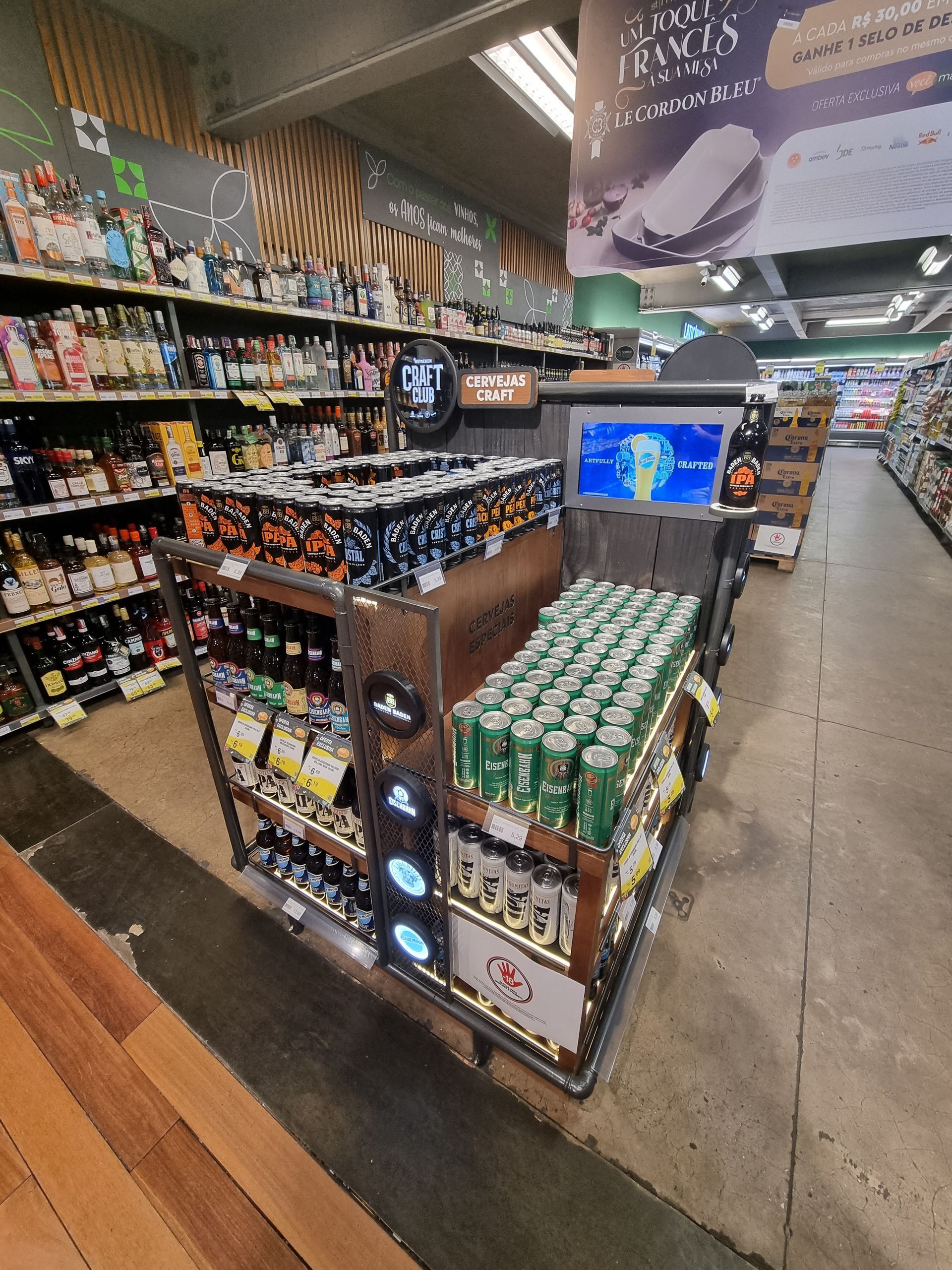 Um corredor de supermercado cheio de latas e garrafas