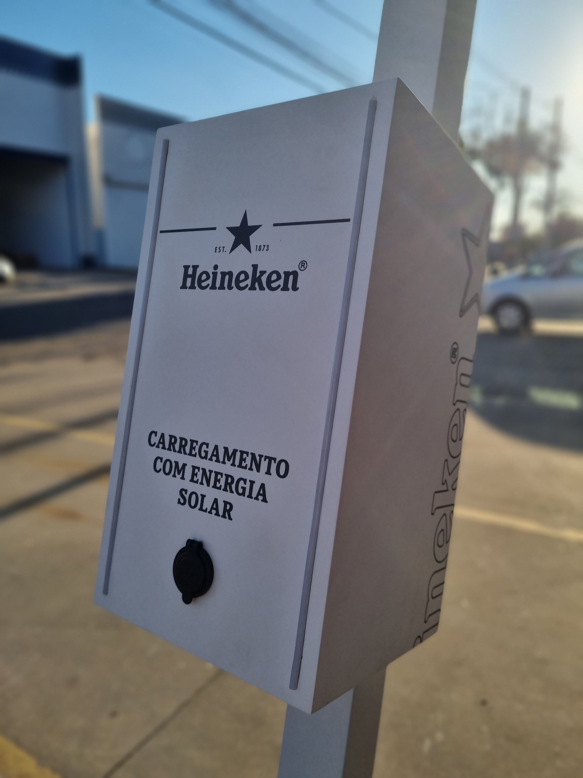 Uma caixa branca que diz heineken