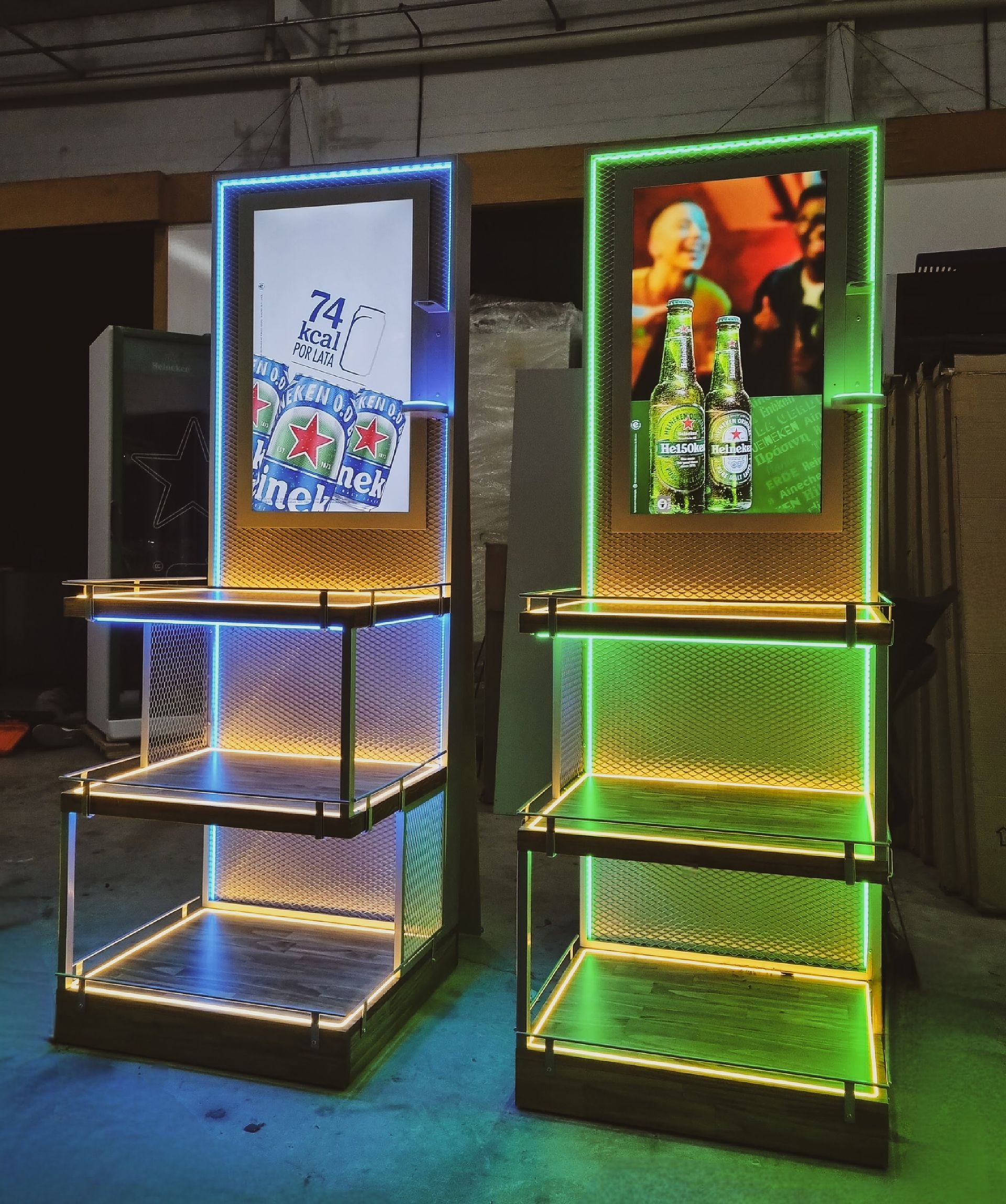 Duas prateleiras com a imagem de uma garrafa de cerveja